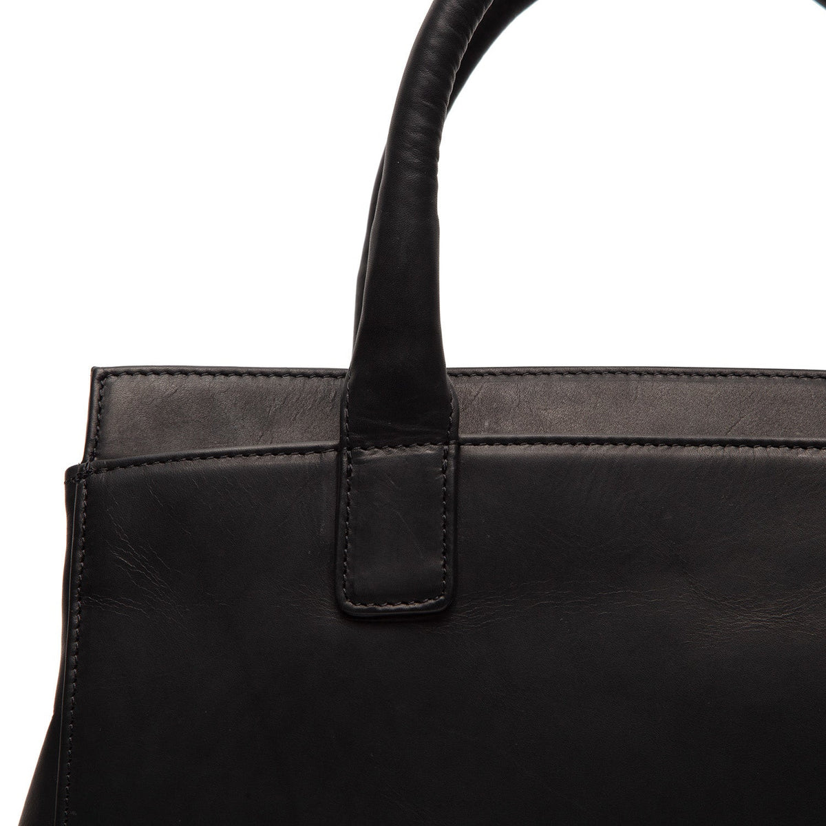 ახლო ხედი of Classic Collar & Heavy-Duty Zipper Hardware on Garda Full-Grain Leather Handbag