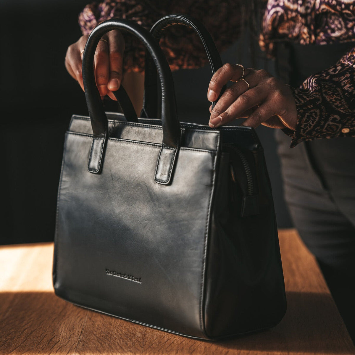 Garda Full-Grain Leather Handbag - გვერდითი პროფილი ერგონომიული სახელოს ჭრით