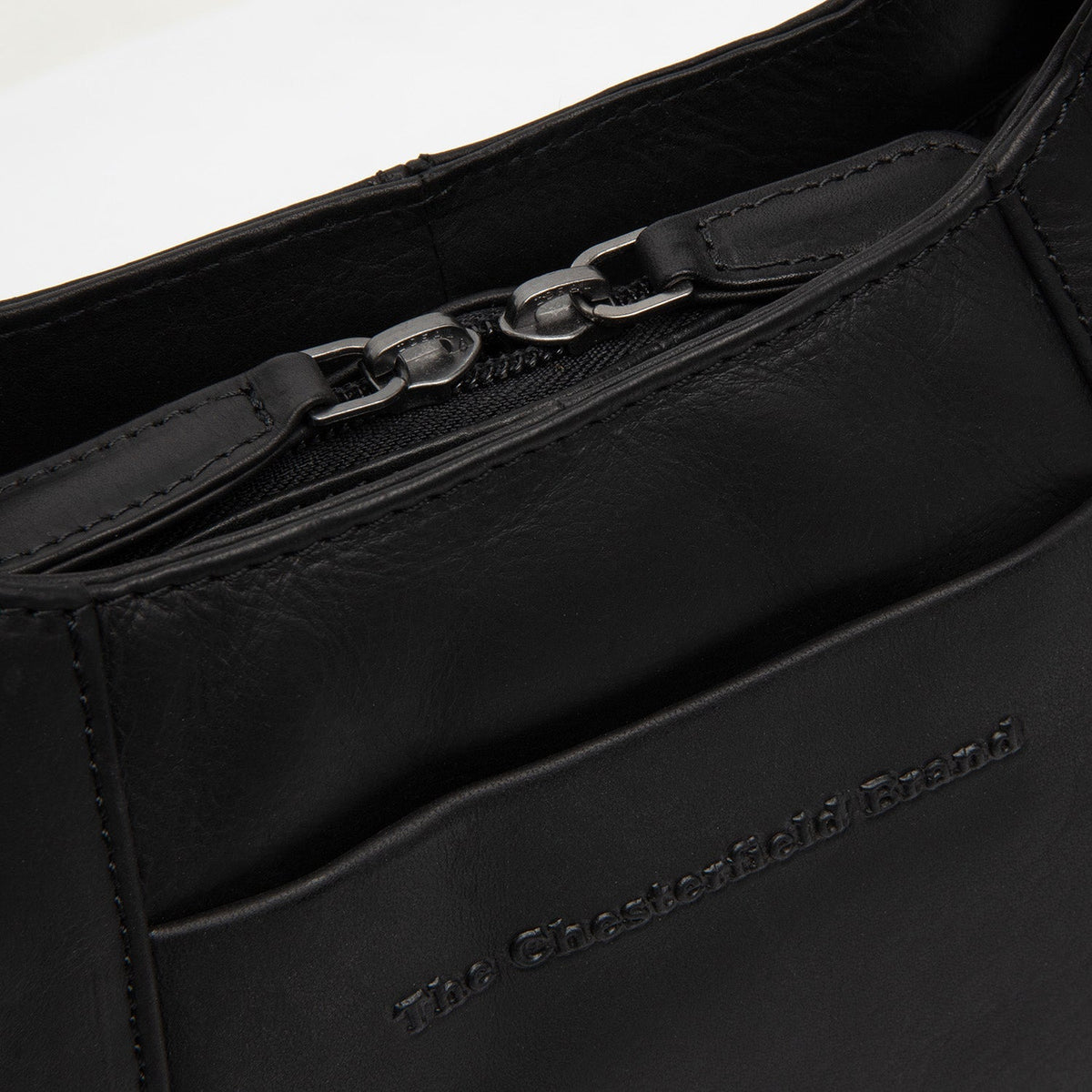 
Classic 100% Full-Grain leather Goods - უკანა ხედი გამოკვეთილი მხრებით და სუფთა დაბოლოებით