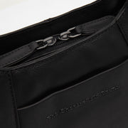 
Classic 100% Full-Grain leather Goods - უკანა ხედი გამოკვეთილი მხრებით და სუფთა დაბოლოებით
