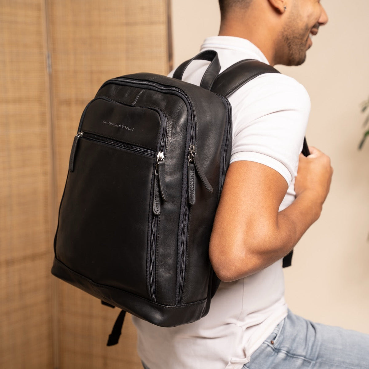 Classic 100% Full-Grain leather Backpack - უკანა ხედი გაძლიერებული ტყავის სახელურებით