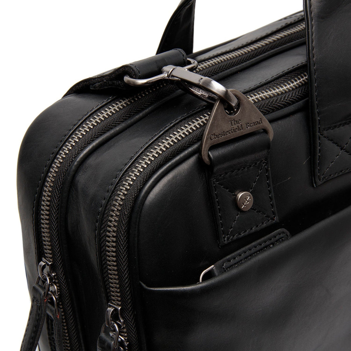 
Solid Antique Brass Hardware & Heavy-Duty Dual Zipper Detail on Iseo ტყავის ჩანთა ნოუთბუქისთვის