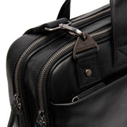 
Solid Antique Brass Hardware & Heavy-Duty Dual Zipper Detail on Iseo ტყავის ჩანთა ნოუთბუქისთვის