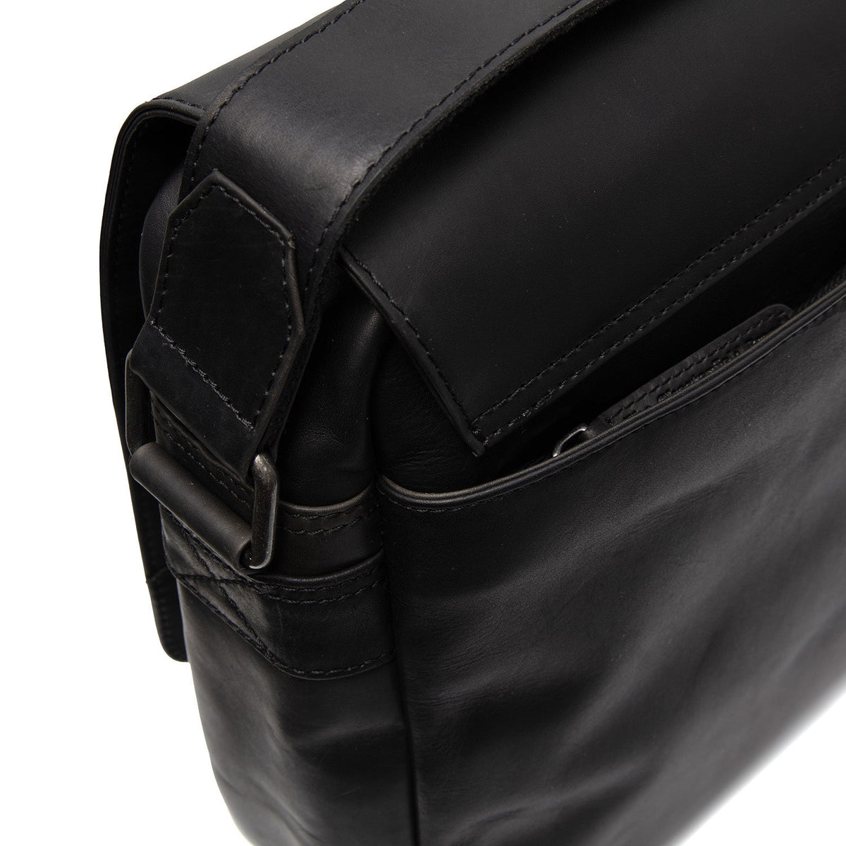 
Solid Antique Brass Hardware & Heavy-Duty Dual Zipper Detail on Richard ტყავის ჩანთა ნოუთბუქისთვის