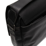 
Solid Antique Brass Hardware & Heavy-Duty Dual Zipper Detail on Richard ტყავის ჩანთა ნოუთბუქისთვის
