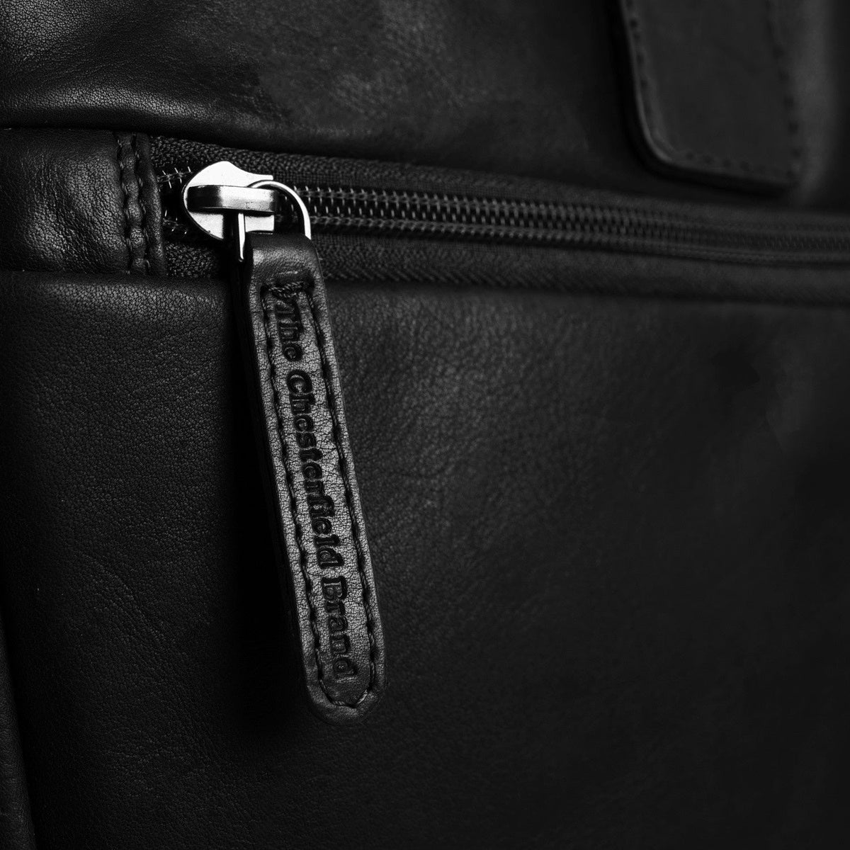 შიდა სარჩულის ხედი Showing Dedicated Padded Laptop Sleeve & Multi-Compartment Organization