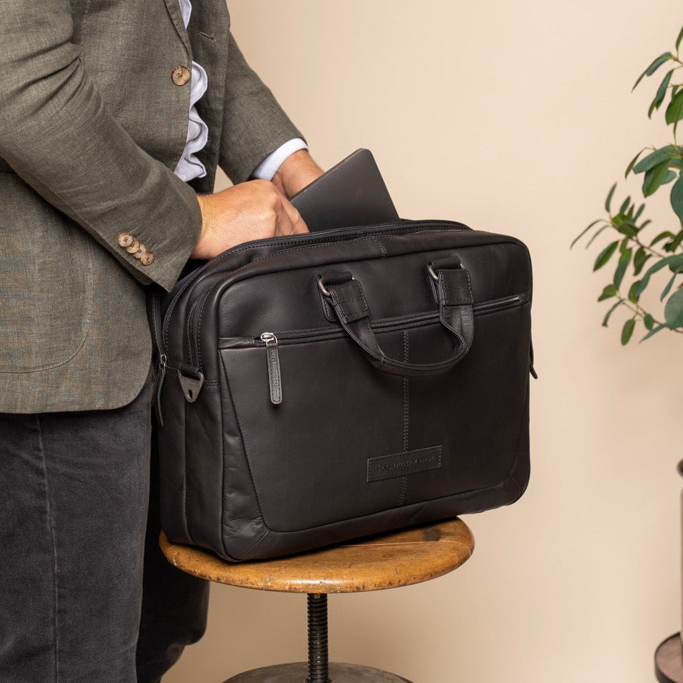 Seth Full-Grain Leather Laptop Bag - გვერდითი პროფილი სიღრმისა და მოცულობის ჩვენებით