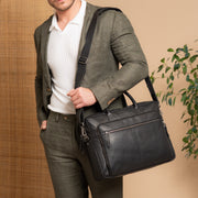 
Solid Antique Brass Hardware & Heavy-Duty Dual Zipper Detail on Tacama ტყავის ჩანთა ნოუთბუქისთვის