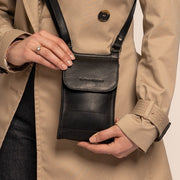 
Classic 100% Full-Grain leather Goods - უკანა ხედი გამოკვეთილი მხრებით და სუფთა დაბოლოებით