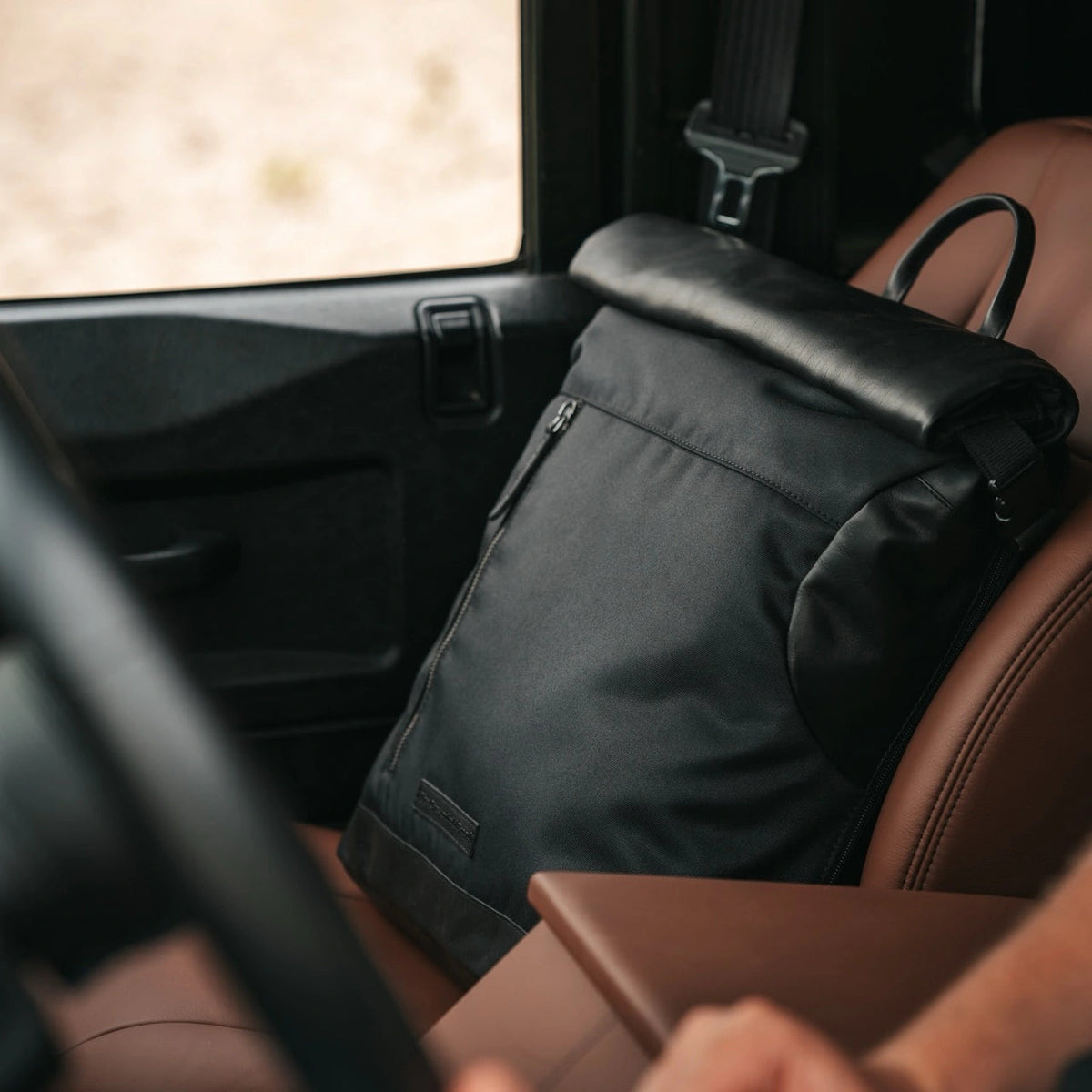 
Classic 100% Full-Grain leather Backpack - უკანა ხედი გაძლიერებული ტყავის სახელურებით