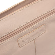 
Solid Antique Brass Hardware & Heavy-Duty Dual Zipper Detail on Zarita ტყავის მხარზე გადასაკიდი ჩანთა