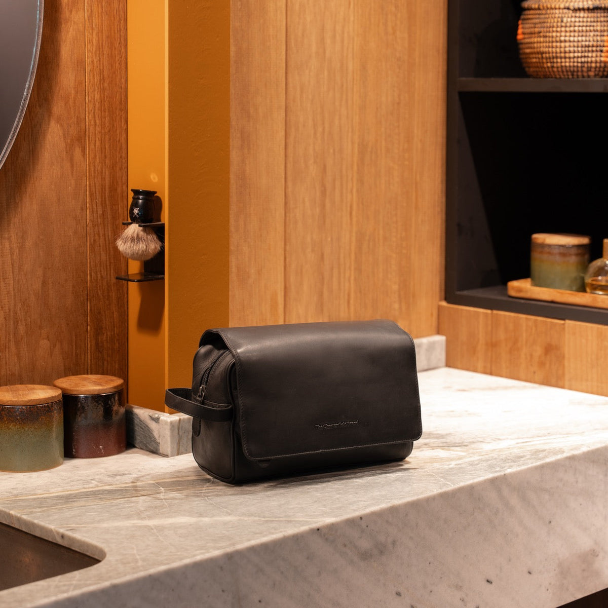 
Classic 100% Full-Grain leather Goods - უკანა ხედი გამოკვეთილი მხრებით და სუფთა დაბოლოებით