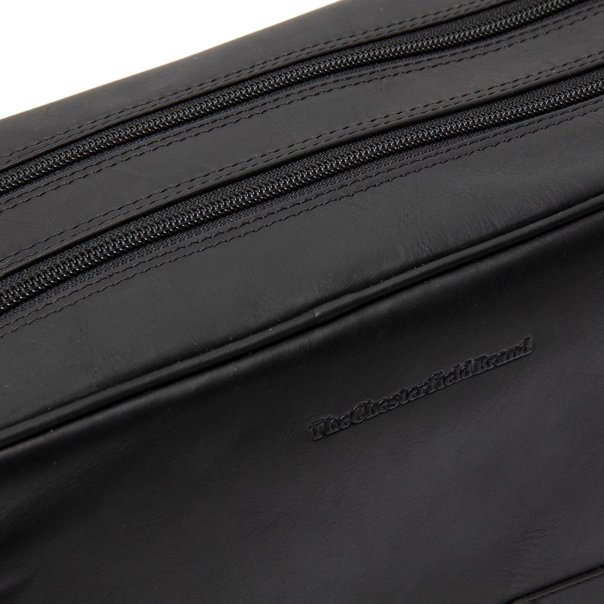 
ახლო ხედი of Classic Collar & Heavy-Duty Zipper Hardware on Stefan ტყავის კოსმეტიკური ჩანთა