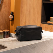
Classic 100% Full-Grain leather Goods - უკანა ხედი გამოკვეთილი მხრებით და სუფთა დაბოლოებით