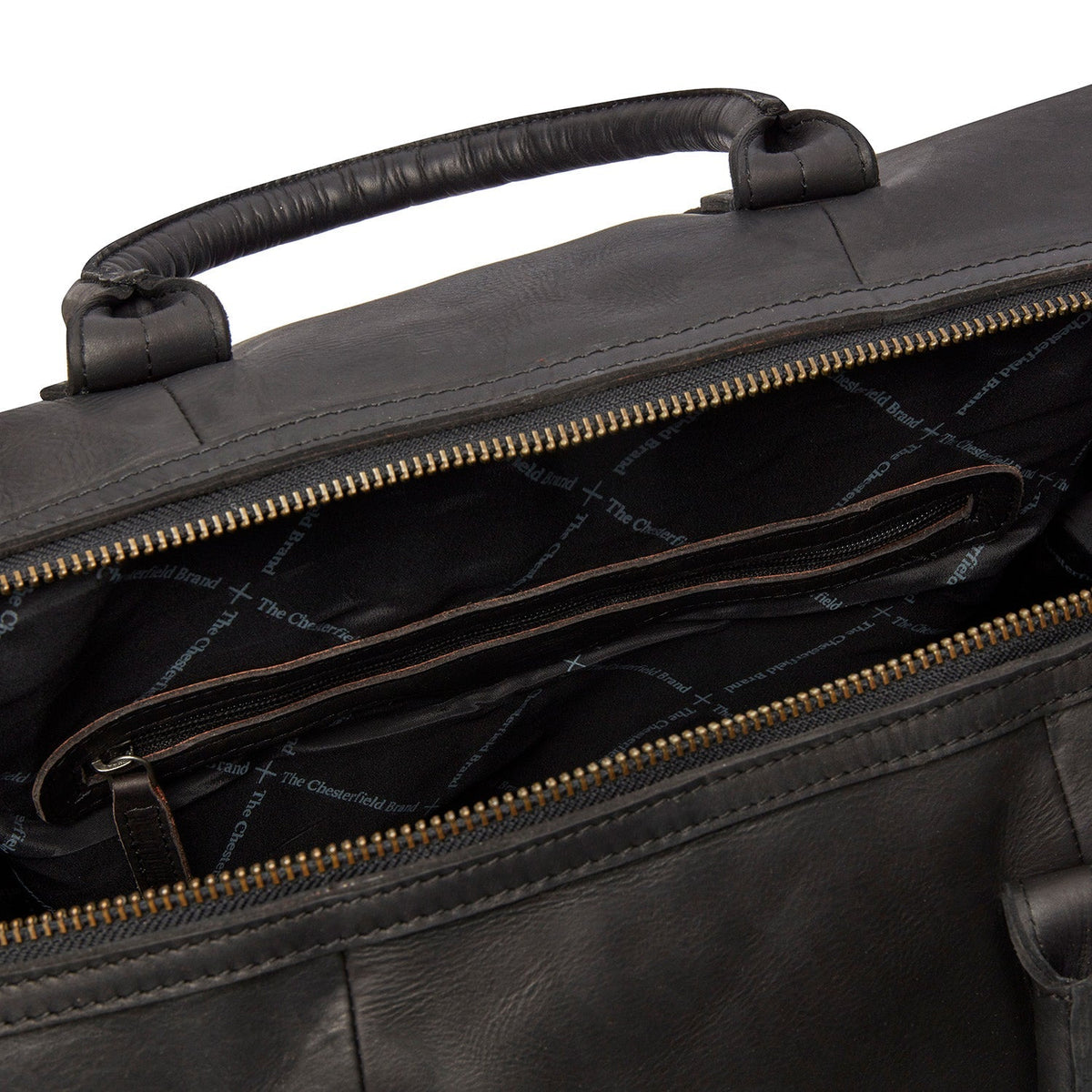 
Solid Antique Brass Hardware & Heavy-Duty Dual Zipper Detail on Portsmouth ტყავის სამოგზაურო ჩანთა