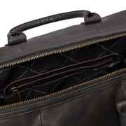 
Solid Antique Brass Hardware & Heavy-Duty Dual Zipper Detail on Portsmouth ტყავის სამოგზაურო ჩანთა