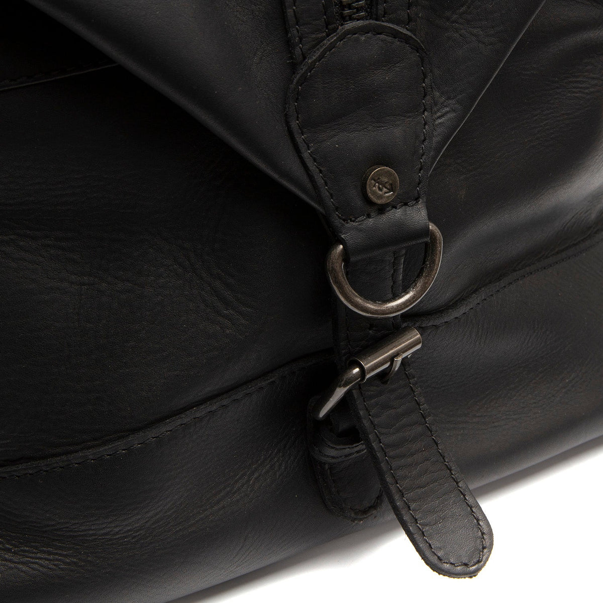 
Solid Antique Brass Hardware & Heavy-Duty Dual Zipper Detail on Portsmouth II ტყავის სამოგზაურო ჩანთა
