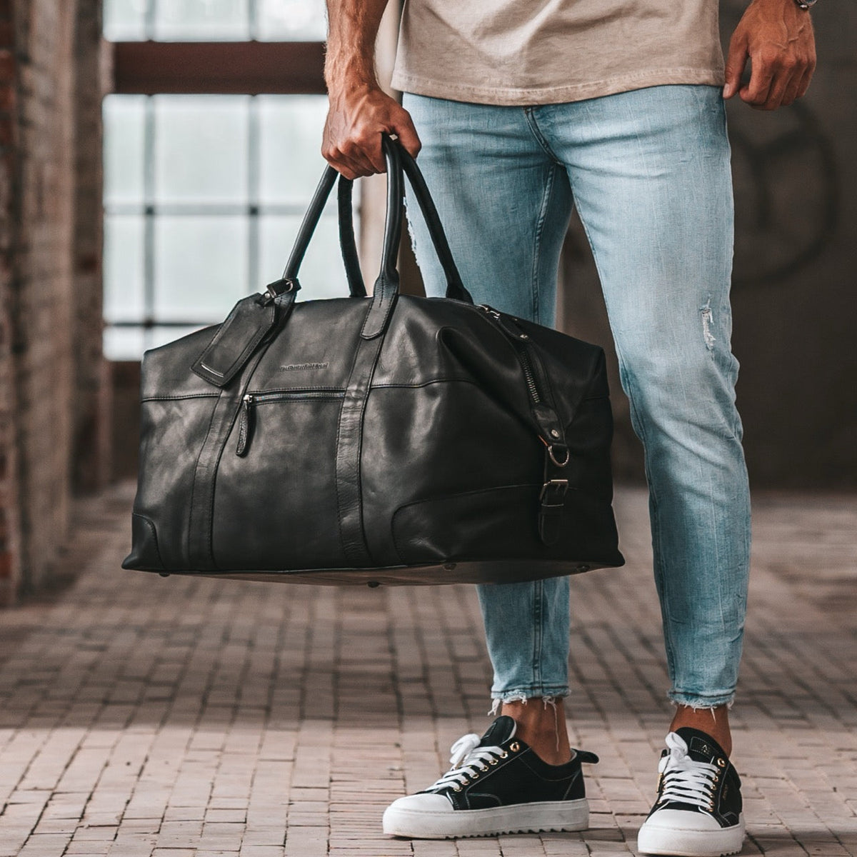 
Classic 100% Full-Grain Leather Duffle Bag - უკანა ხედი გაძლიერებული ტყავის სახელურებით