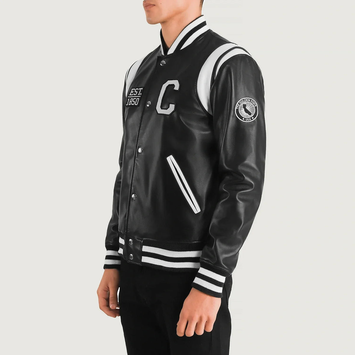 
Black & White Sheepskin Leather Varsity Jacket - უკანა ხედი გამოკვეთილი მხრებით და სუფთა დაბოლოებით