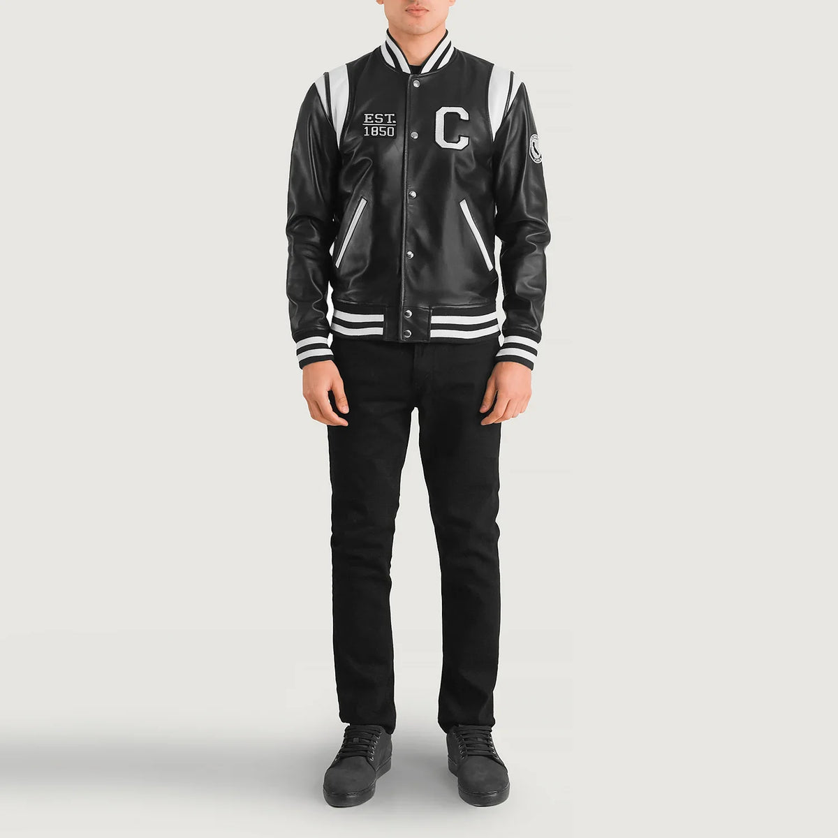 
Liberte California შავი Leather Varsity ტყავის ქურთუკი მამაკაცის - გვერდითი პროფილი ერგონომიული სახელოს ჭრით