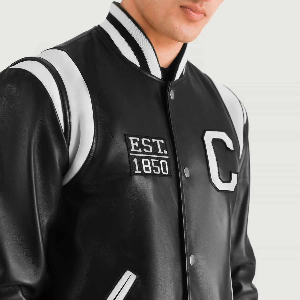 
ახლო ხედი of Varsity & Snap Button Hardware on Liberte California შავი Leather Varsity ტყავის ქურთუკი მამაკაცის