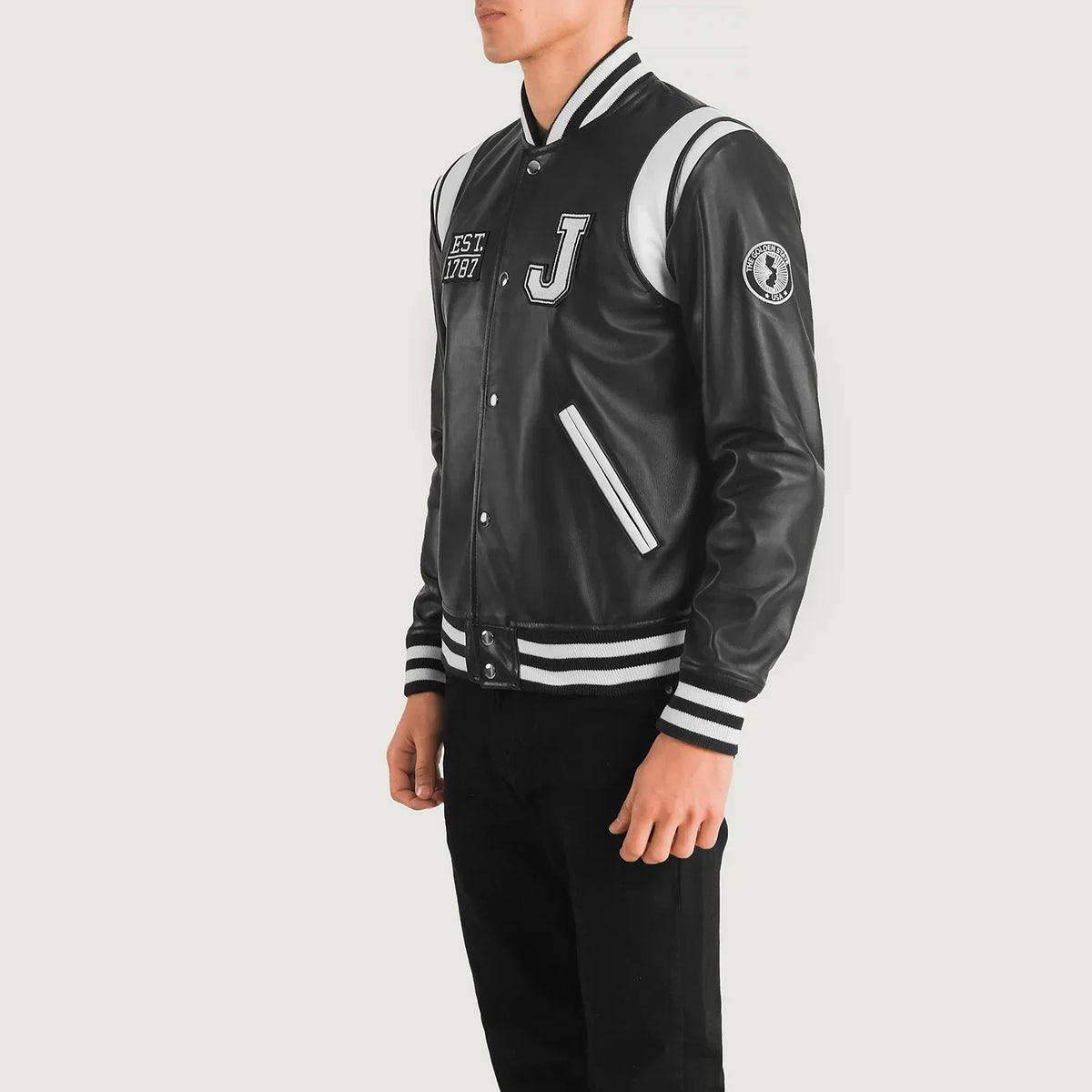 
Black & White Sheepskin Leather Varsity Jacket - უკანა ხედი გამოკვეთილი მხრებით და სუფთა დაბოლოებით