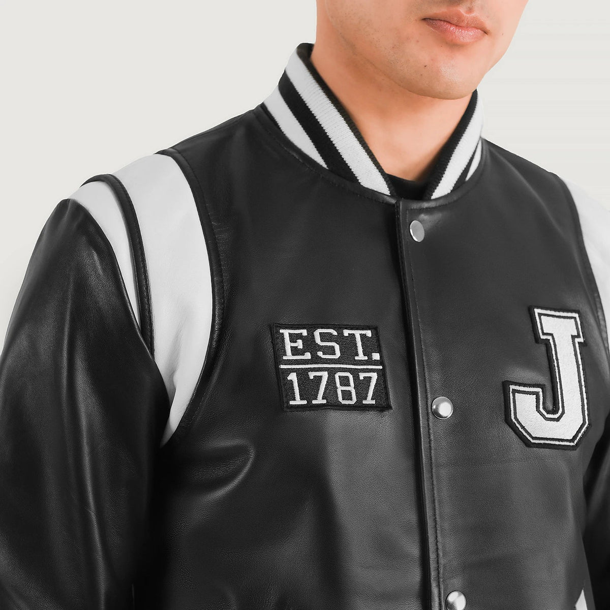 
ახლო ხედი of Varsity & Snap Button Hardware on Liberte New Jersey შავი Leather Varsity ტყავის ქურთუკი მამაკაცის