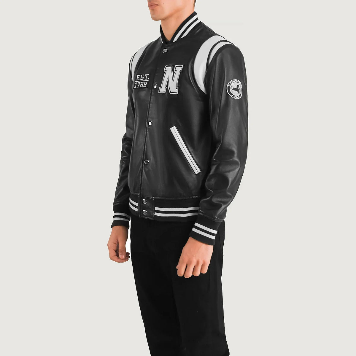 
Black & White Sheepskin Leather Varsity Jacket - უკანა ხედი გამოკვეთილი მხრებით და სუფთა დაბოლოებით