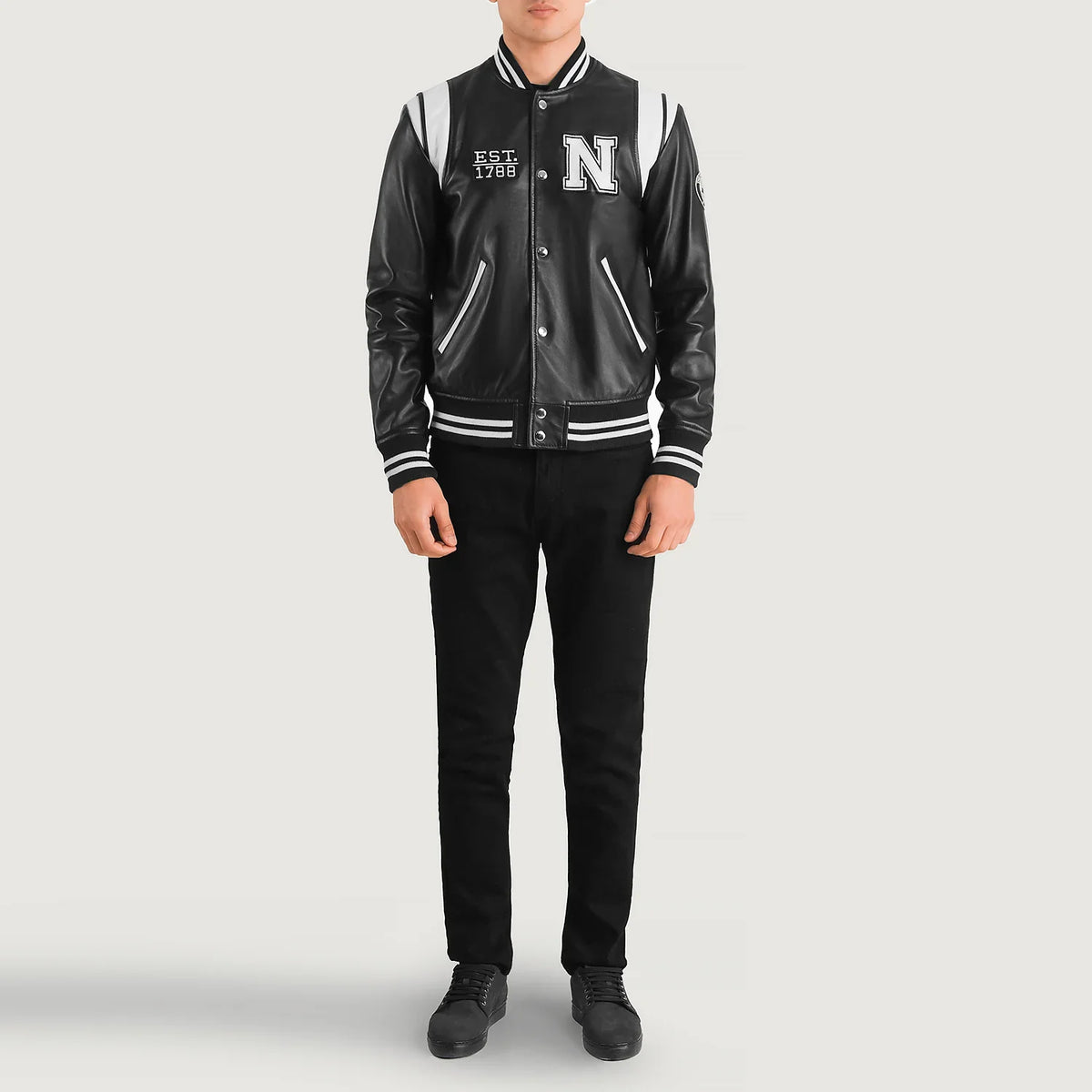 
Liberte New York შავი Leather Varsity ტყავის ქურთუკი მამაკაცის - გვერდითი პროფილი ერგონომიული სახელოს ჭრით
