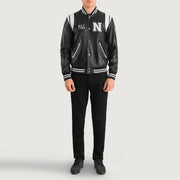 
Liberte New York შავი Leather Varsity ტყავის ქურთუკი მამაკაცის - გვერდითი პროფილი ერგონომიული სახელოს ჭრით
