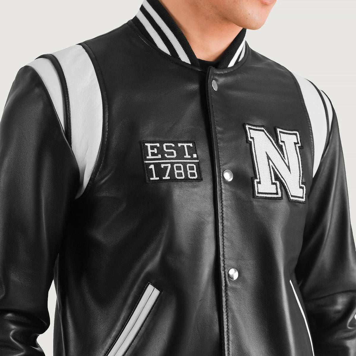 
ახლო ხედი of Varsity & Snap Button Hardware on Liberte New York შავი Leather Varsity ტყავის ქურთუკი მამაკაცის