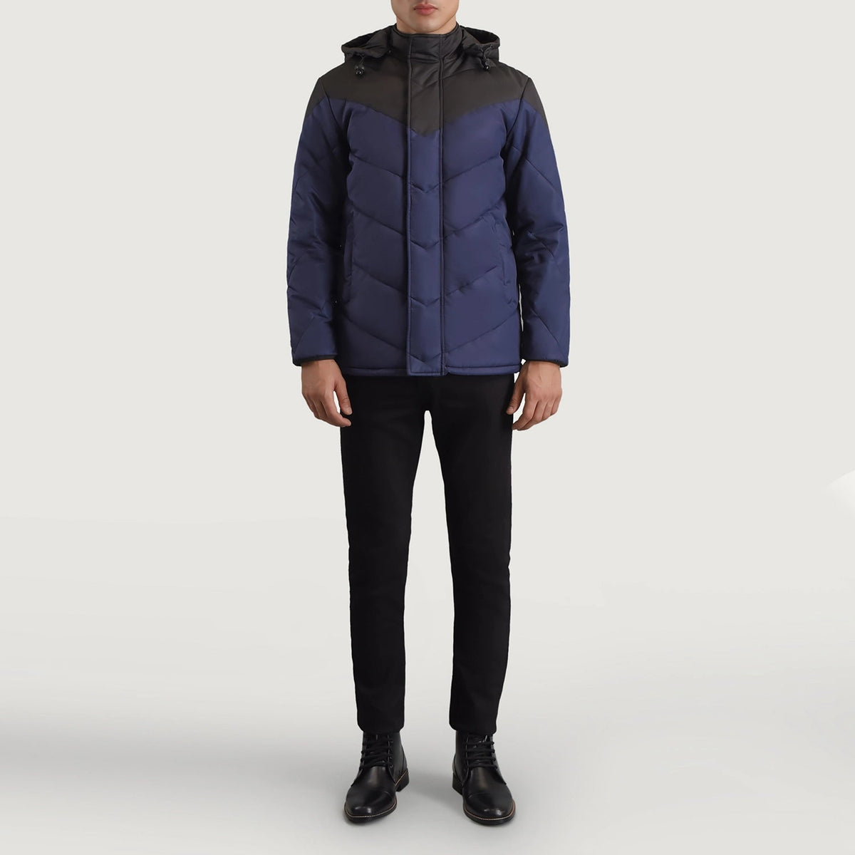 
Luka შავი & ლურჯი Hooded Puffer ტყავის ქურთუკი მამაკაცის - გვერდითი პროფილი ერგონომიული სახელოს ჭრით