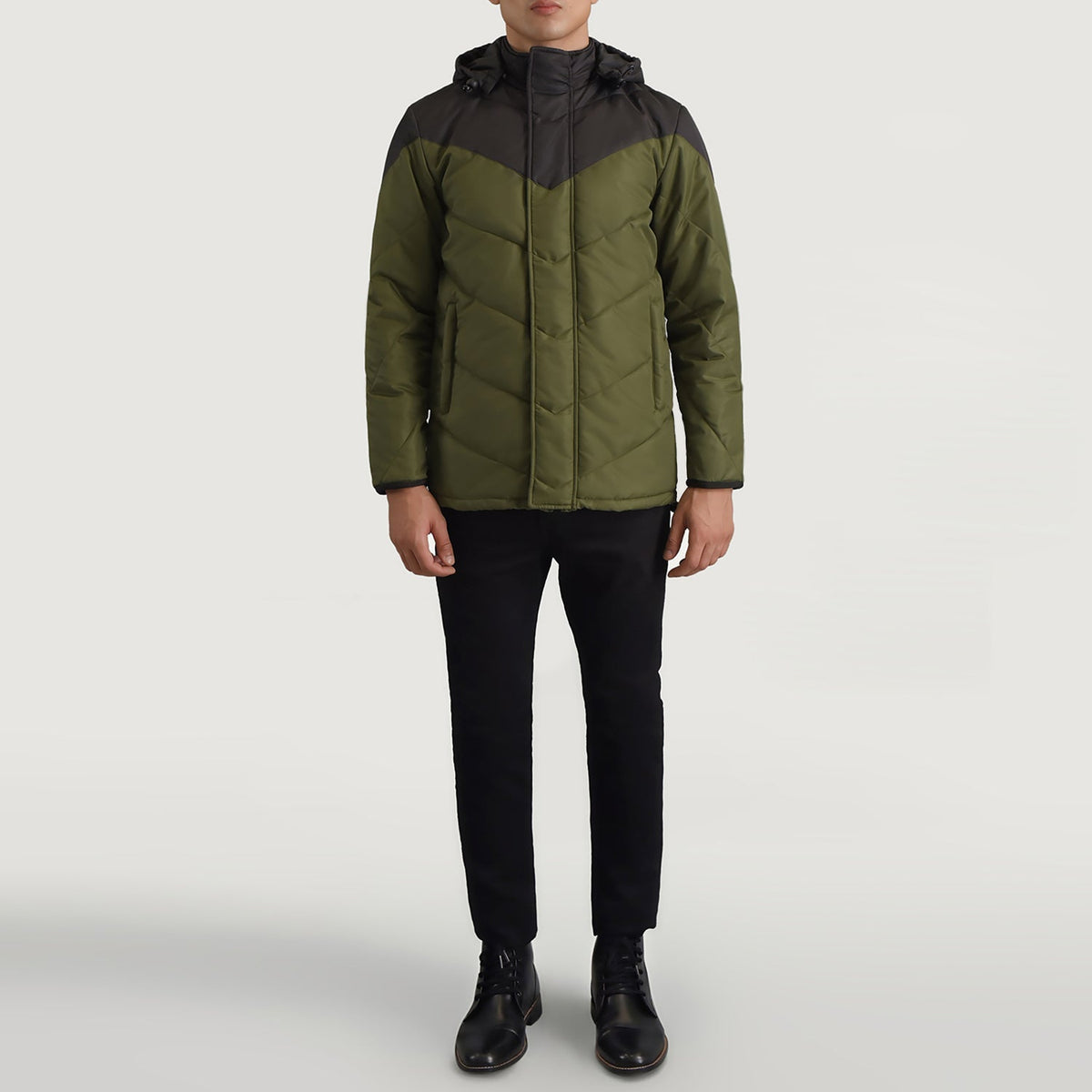 
Luka შავი & მწვანე Hooded Puffer ტყავის ქურთუკი მამაკაცის - გვერდითი პროფილი ერგონომიული სახელოს ჭრით