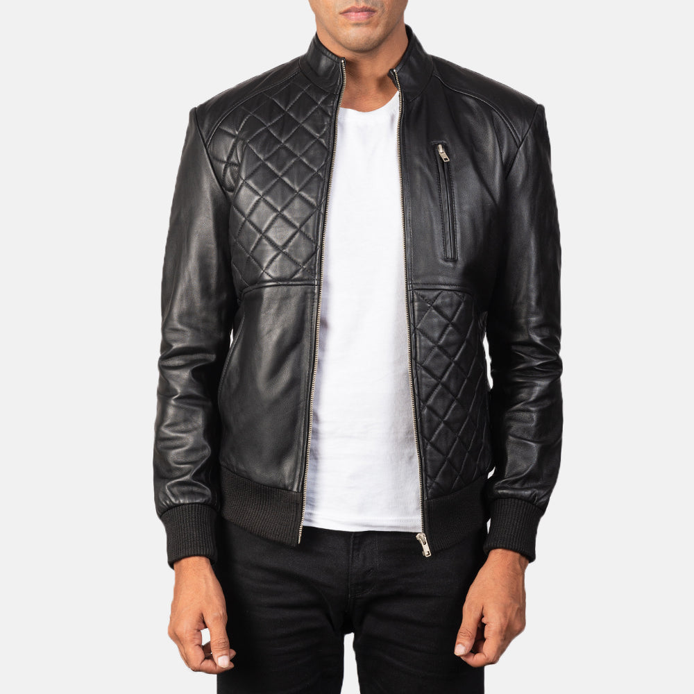 
Moda Black Leather Bomber Jacket in Black Sheepskin Leather - წინა ხედი და მორგებული სილუეტი | შეიძინეთ ონლაინ