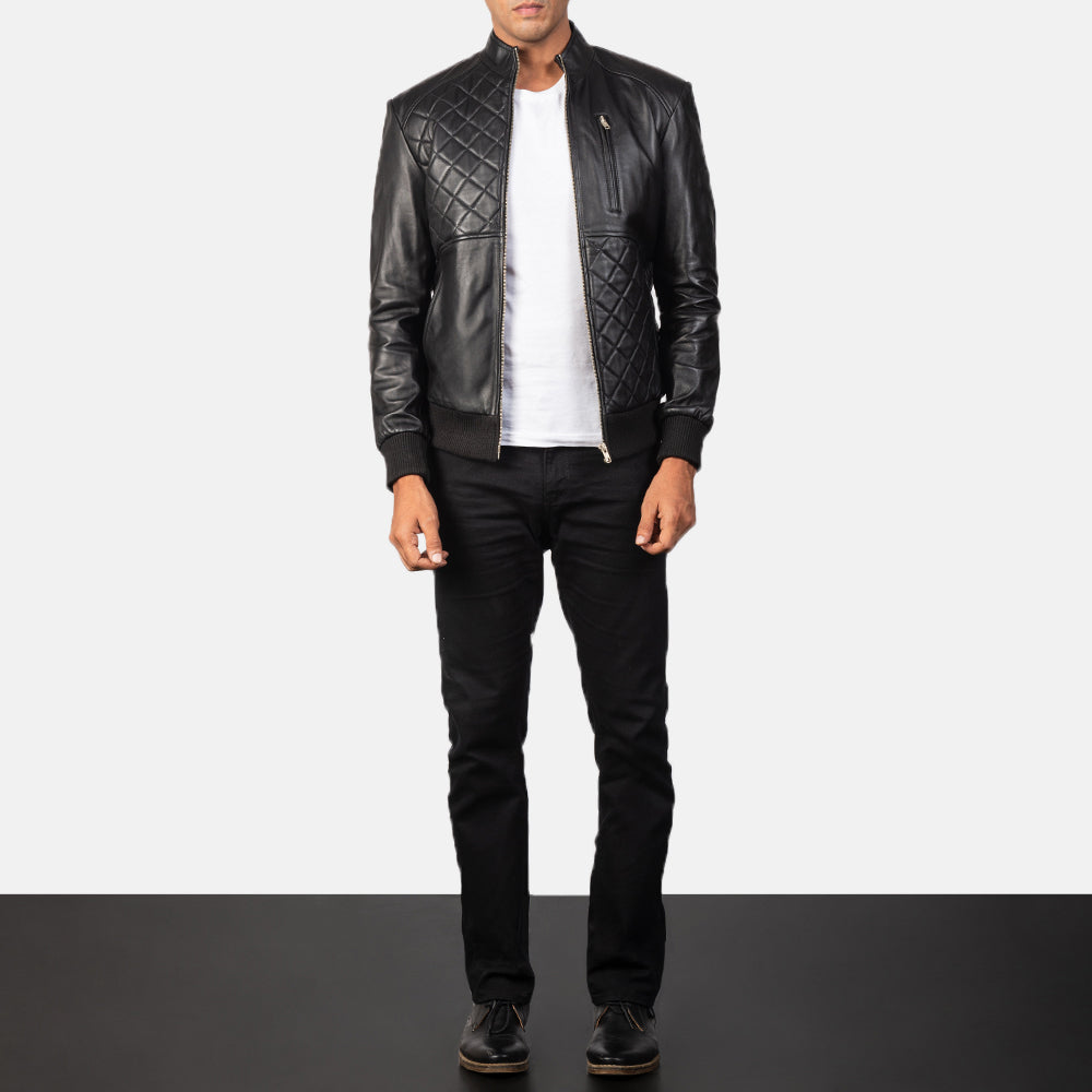 
Moda Black Leather Bomber Jacket - გვერდითი პროფილი ერგონომიული სახელოს ჭრით