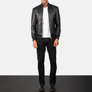 
Moda Black Leather Bomber Jacket - გვერდითი პროფილი ერგონომიული სახელოს ჭრით