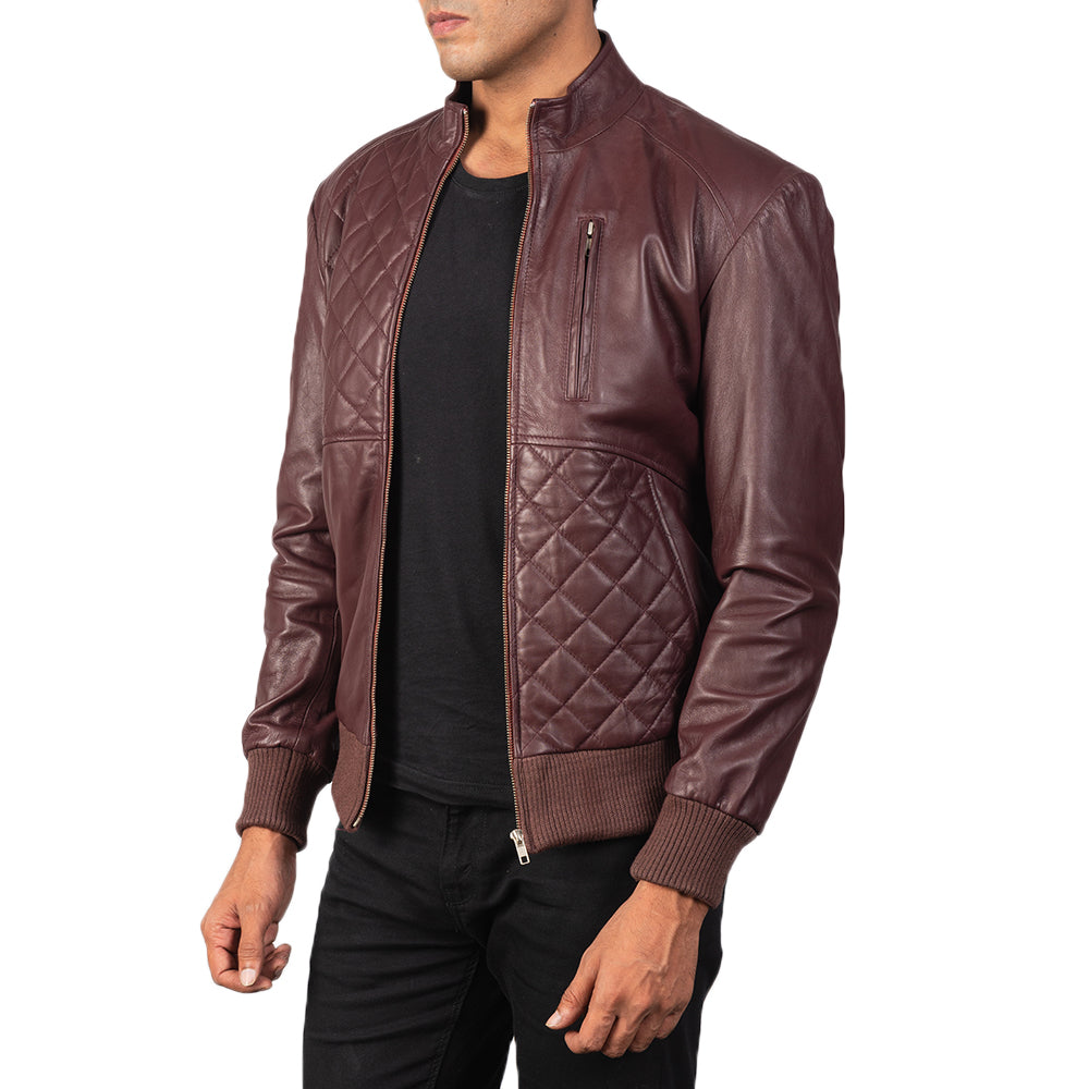 
მორგების ხედი:  Moda Black Leather Bomber Jacket მოდელზე ბუნებრივ დღის სინათლეზე