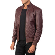 
მორგების ხედი:  Moda Black Leather Bomber Jacket მოდელზე ბუნებრივ დღის სინათლეზე