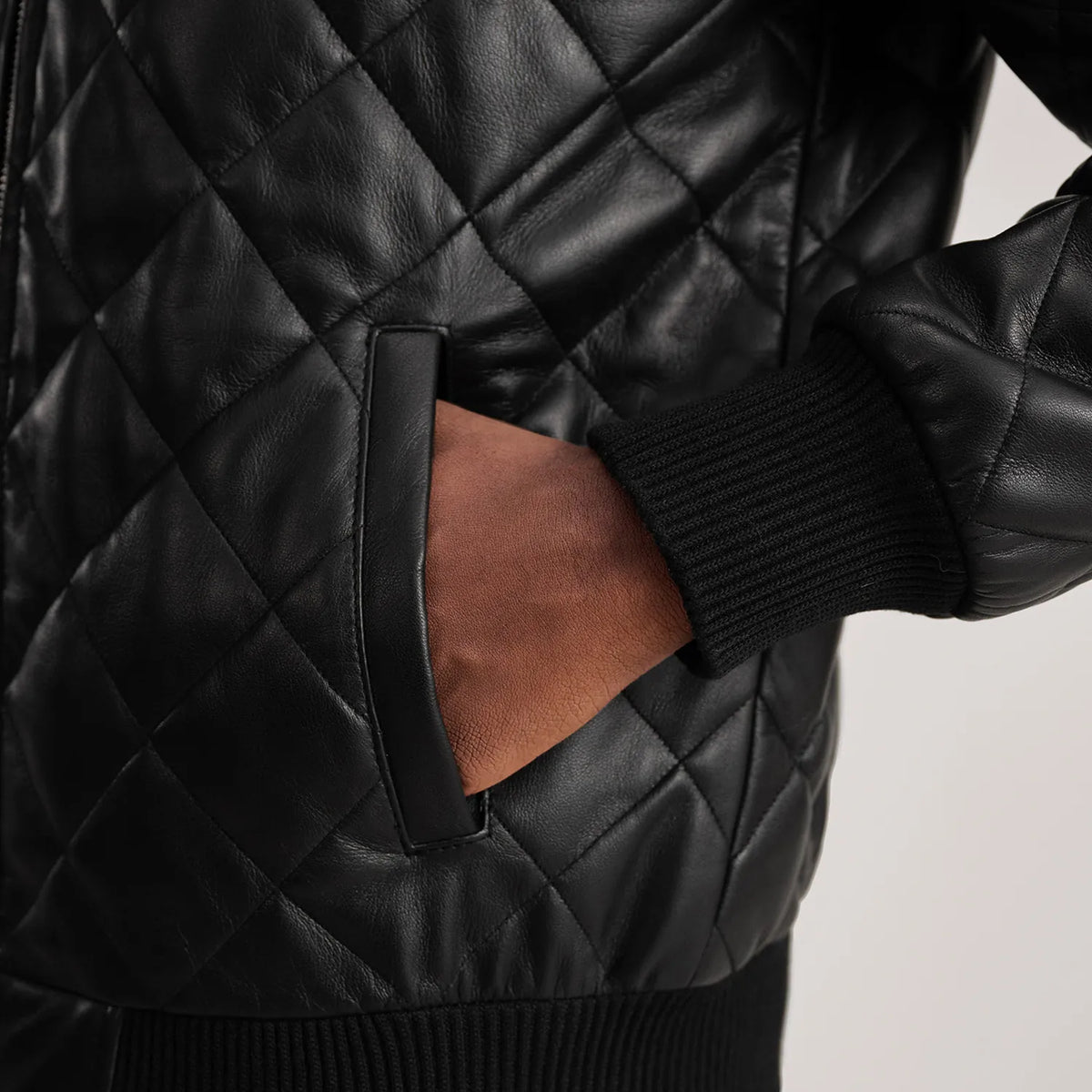 
შიდა სარჩულის ხედი Showing Quilted Polyester Lining & ორი ფუნქციური შიდა ჯიბე