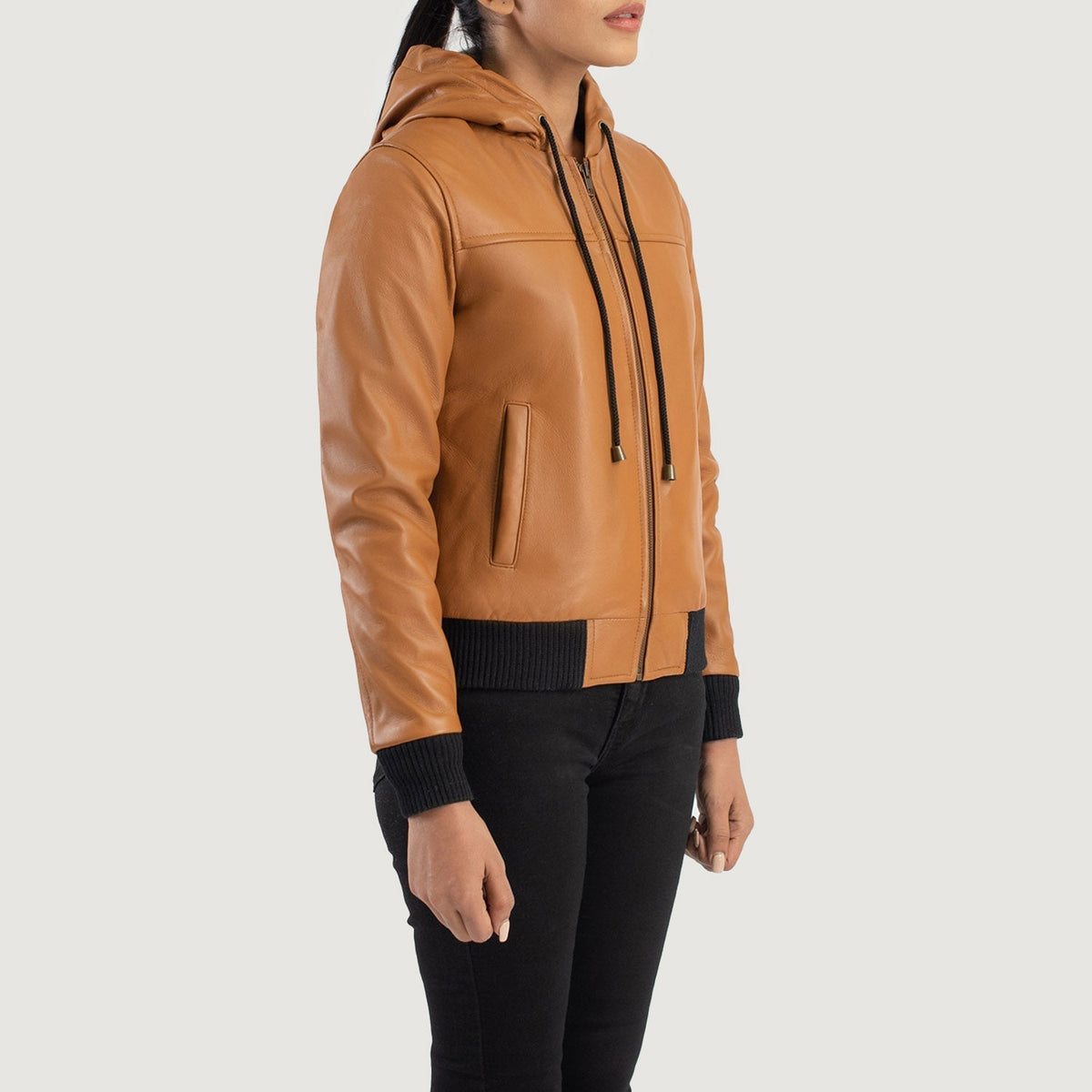 
მორგების ხედი:  Rebella Green Hooded Suede Bomber Jacket მოდელზე ბუნებრივ დღის სინათლეზე