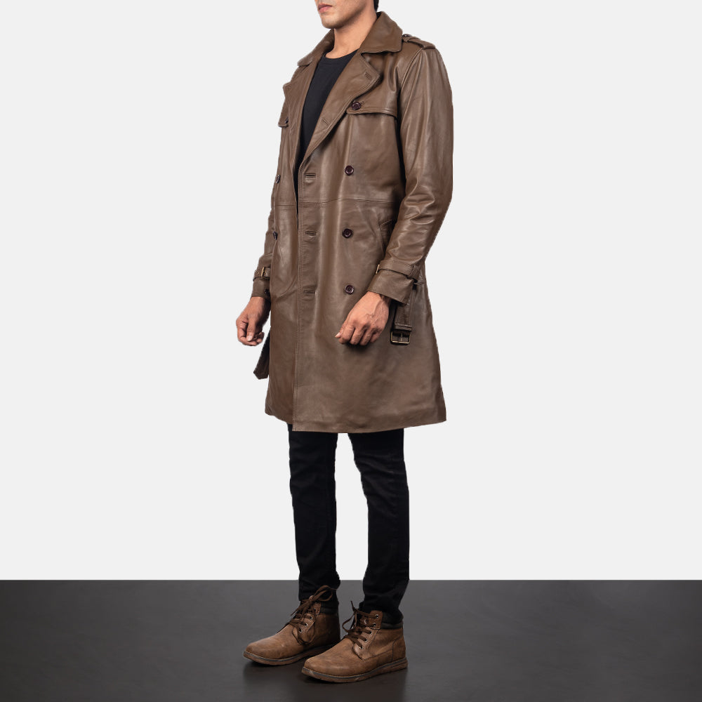 
Mocha Brown Calfskin Leather Trench Coat - უკანა ხედი გამოკვეთილი მხრებით და სუფთა დაბოლოებით