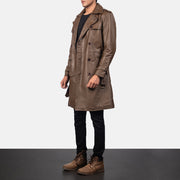 
Mocha Brown Calfskin Leather Trench Coat - უკანა ხედი გამოკვეთილი მხრებით და სუფთა დაბოლოებით