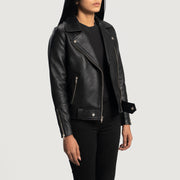 
მორგების ხედი:  Rumy Maroon Leather Biker Jacket მოდელზე ბუნებრივ დღის სინათლეზე