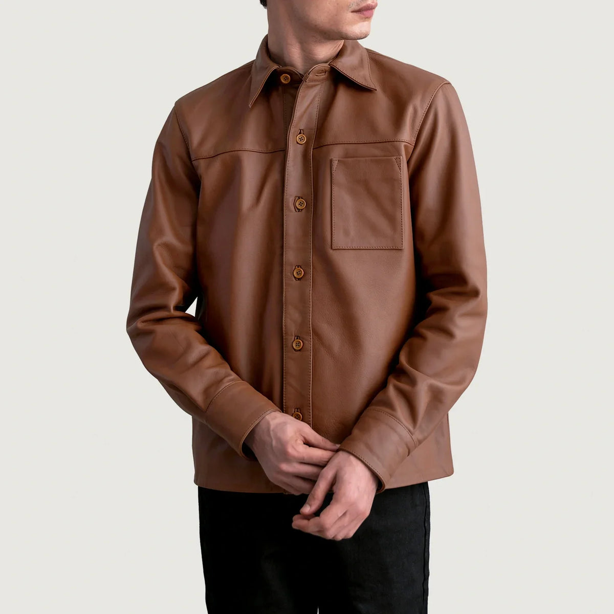 
Scout Matte ყავისფერი Leather Shirt მამაკაცის - გვერდითი პროფილი ერგონომიული სახელოს ჭრით