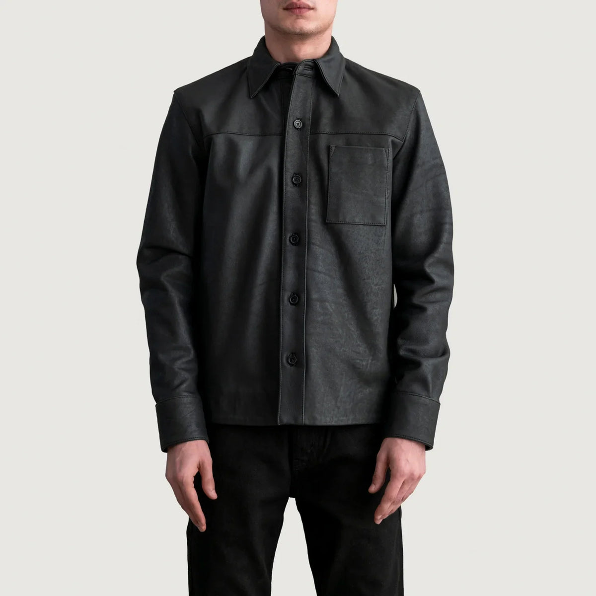 
Scout Tumbled შავი Leather Shirt მამაკაცის - გვერდითი პროფილი ერგონომიული სახელოს ჭრით