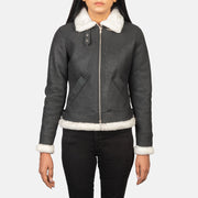 
მორგების ხედი:  Sherilyn B-3 Distressed Black Leather Bomber Jacket მოდელზე ბუნებრივ დღის სინათლეზე