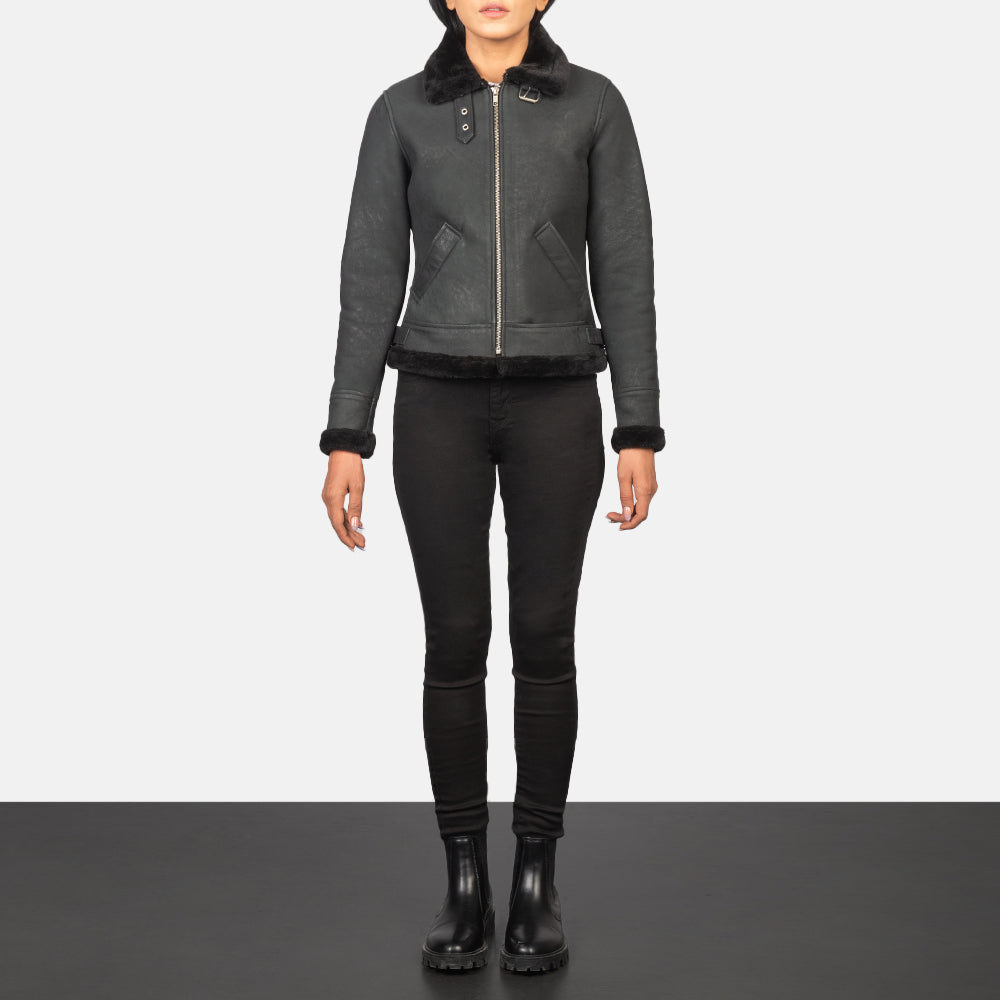 
Sherilyn B-3 Distressed Black Leather Bomber Jacket - გვერდითი პროფილი ერგონომიული სახელოს ჭრით