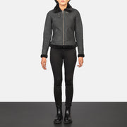 
Sherilyn B-3 Distressed Black Leather Bomber Jacket - გვერდითი პროფილი ერგონომიული სახელოს ჭრით