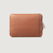 
The Baxter Brown Leather Laptop Sleeve For Men & Women in Brown Full-Grain Leather - წინა ხედი და მორგებული სილუეტი | შეიძინეთ ონლაინ