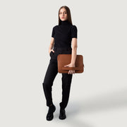 
Brown Full-Grain leather Goods - უკანა ხედი გამოკვეთილი მხრებით და სუფთა დაბოლოებით